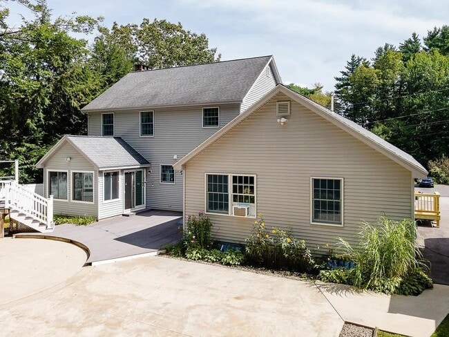 Building Photo - 2-12 Yvonne St