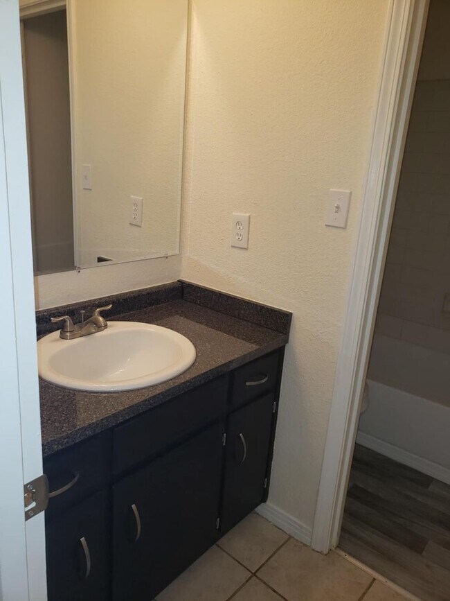 Building Photo - Renovated townhome in a convenient location