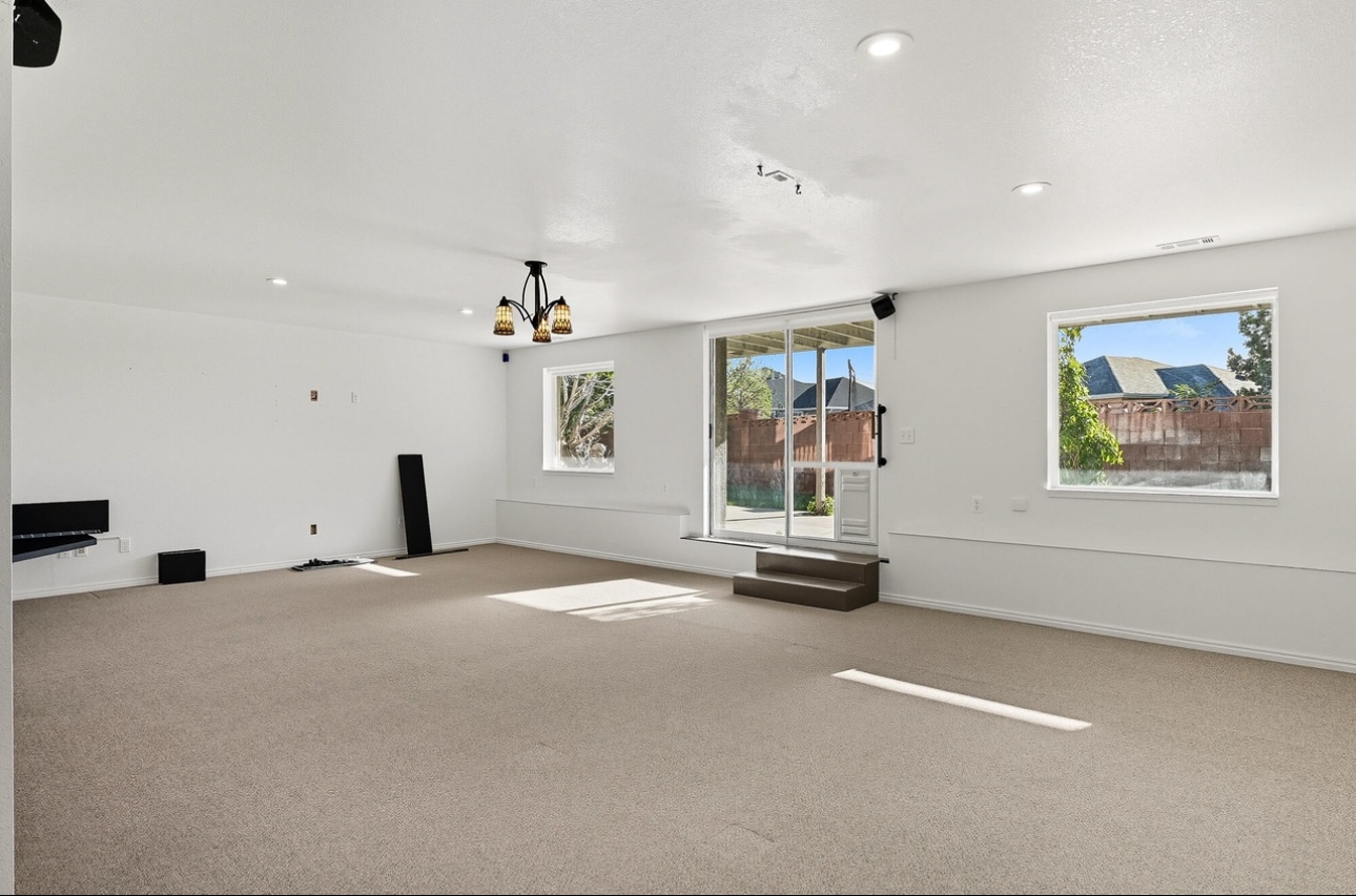 Building Photo - 298 S Staci Ct