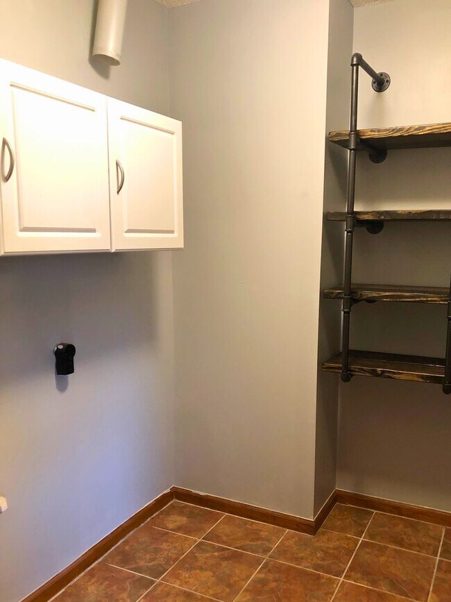 Building Photo - 3/2 home with a fenced in yard!