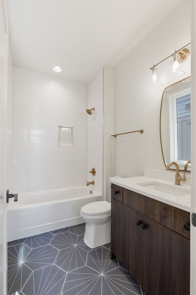 Building Photo - Stunning Salemtown Townhome!