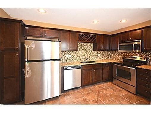 Building Photo - 3 Bedroom, 2.5 Bath, Townhouse in the Fox Creek Subdivision