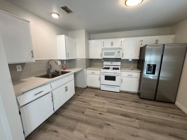 Building Photo - 2 bed/ 1 bath home / large yard / central located / Available Now!!