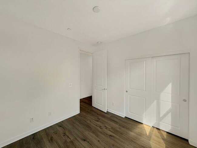 Building Photo - 3B/2.5BA Townhome in Mission Valley Now Av...
