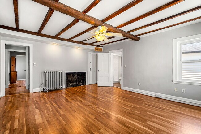 Building Photo - 8 Carlton St