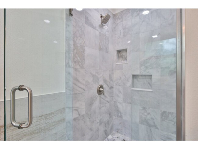 Building Photo - Completely Renovated 1/1 Apartment Downtown Sarasota