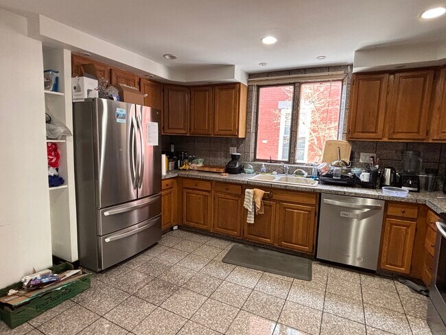 Primary Photo - 168 Auburn St