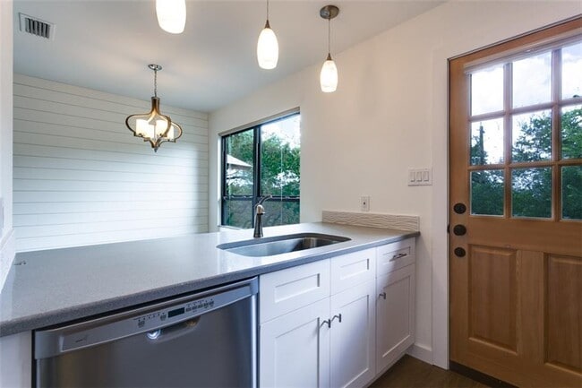 Building Photo - 2102 Rabb Rd