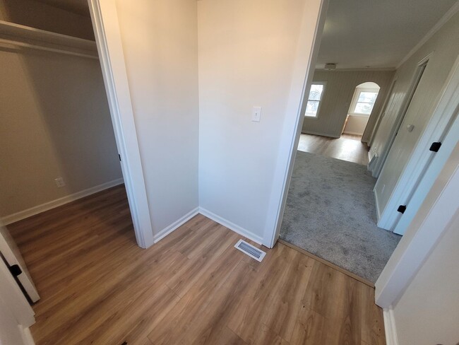Building Photo - 2 Bedroom Rental Home with mudroom and spa...