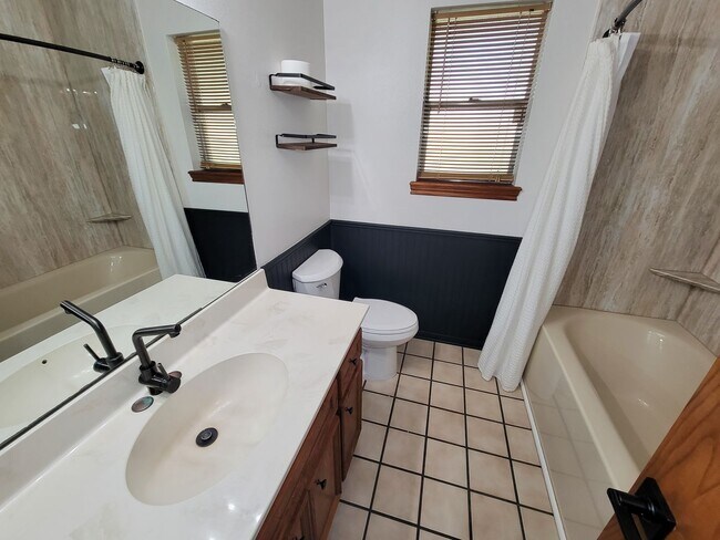 Building Photo - 10282 Valley Dr S