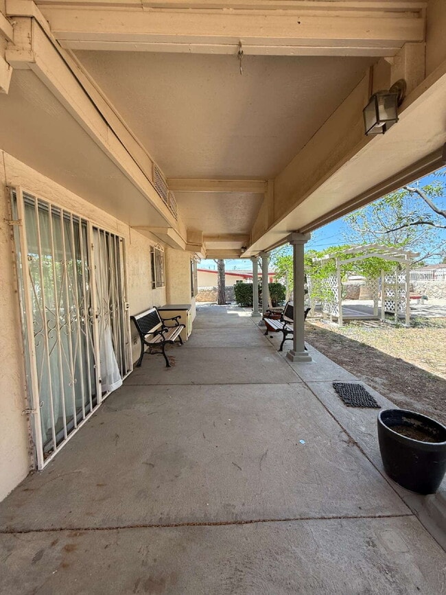 Building Photo - 10449 Chinaberry Dr