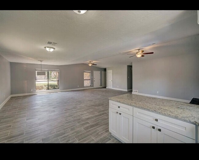 Building Photo - Beautiful newly remodeled home located in ...