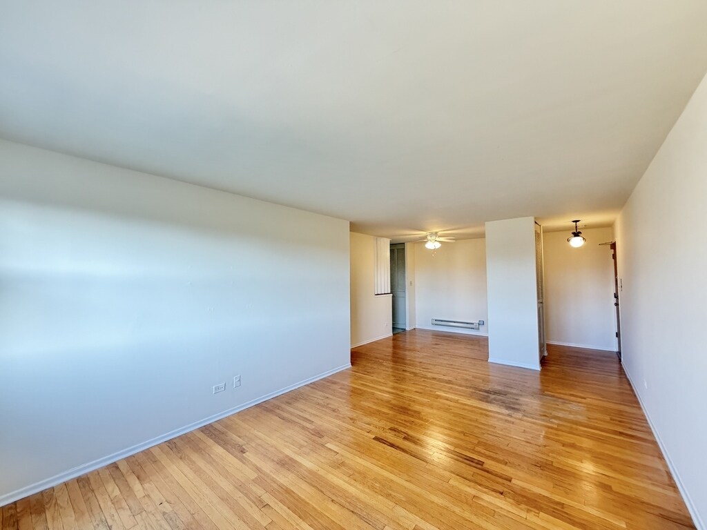 Building Photo - 675 W Wrightwood Ave