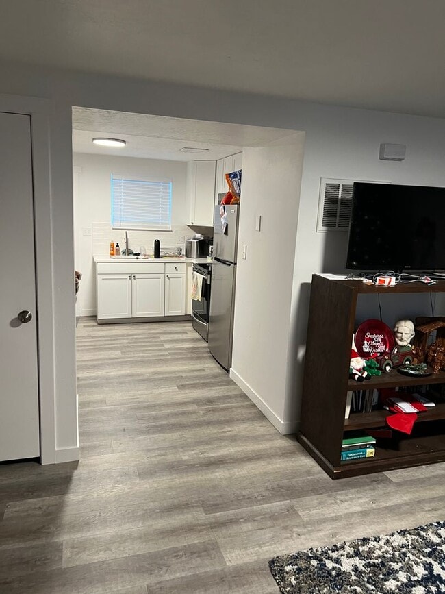 Building Photo - 2 Bedroom Apartment -2023 remodel New paint, flooring, and granite countertops