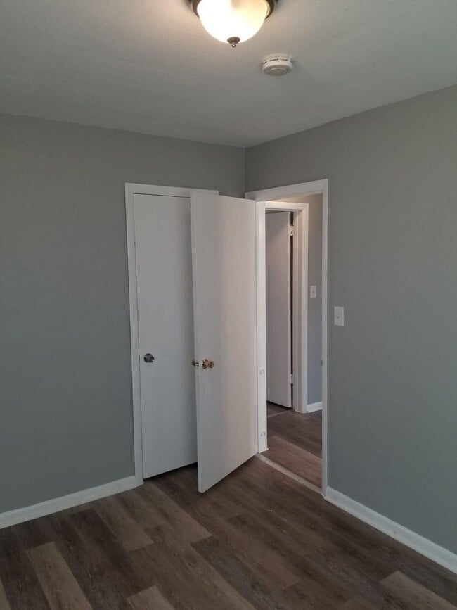 Building Photo - 3 Bdr Large Single Family House in a Nice ...