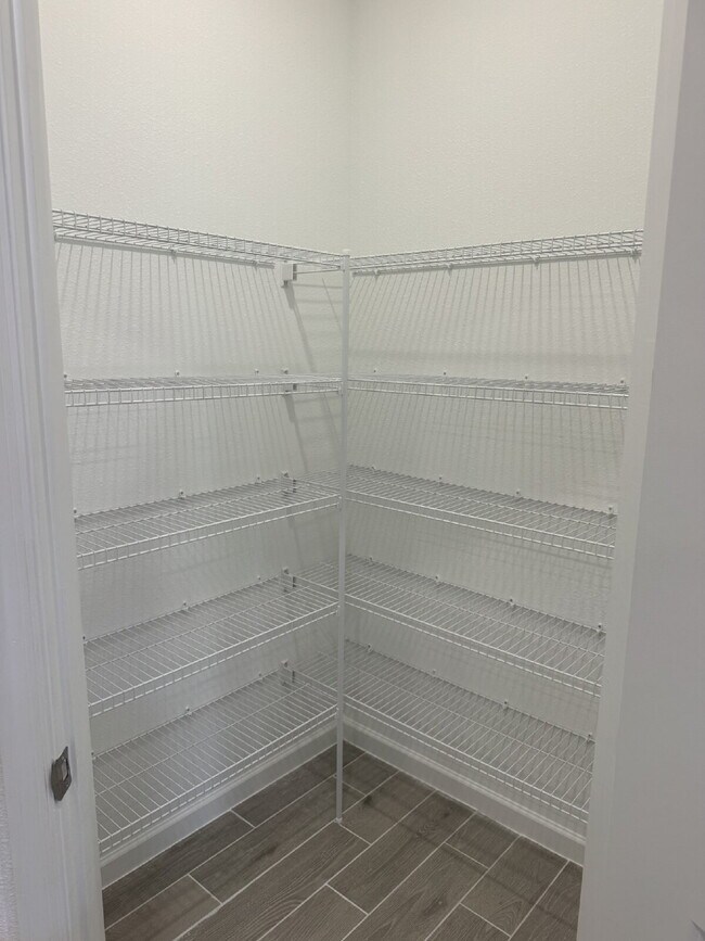 Building Photo - "Spacious 4-Bed Oasis with Granite Finishes & Guest Suite in Jacksonville!"