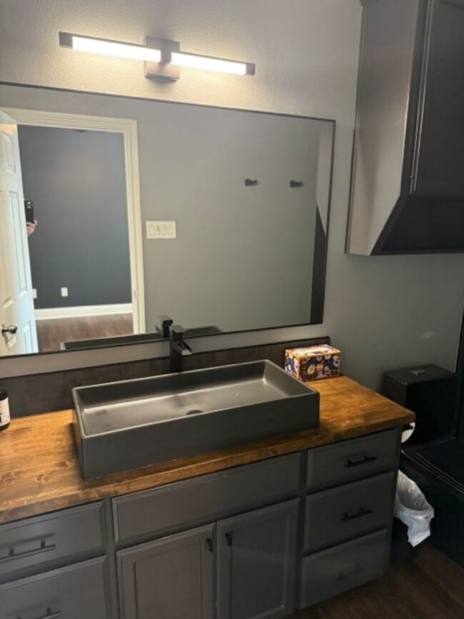 Building Photo - Rare Baylor Bubble Rental | Walk to Campus | 4 Bed / 3 Bath