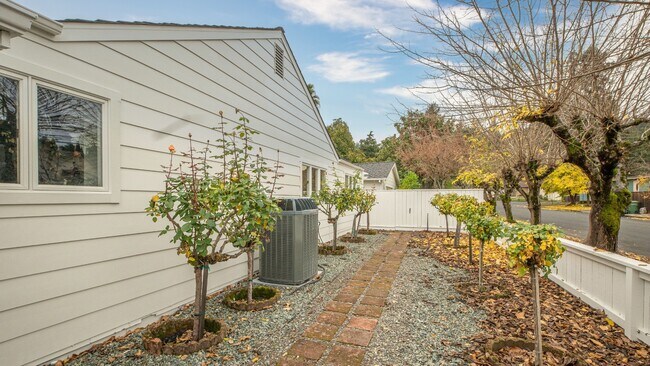 Building Photo - 1819 Cedar St