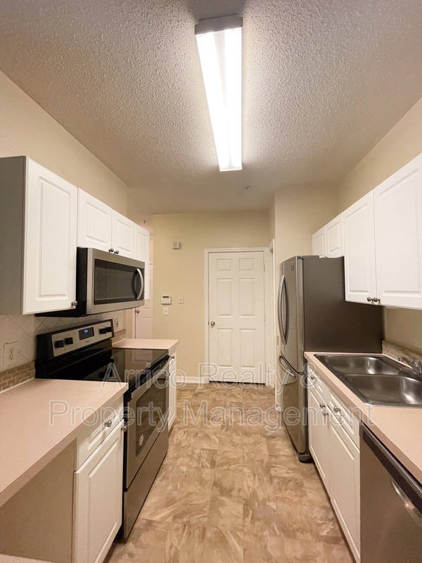 Building Photo - 18001 Richmond Pl Dr