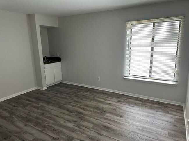 Building Photo - 3 Bedroom Condo in Southfield