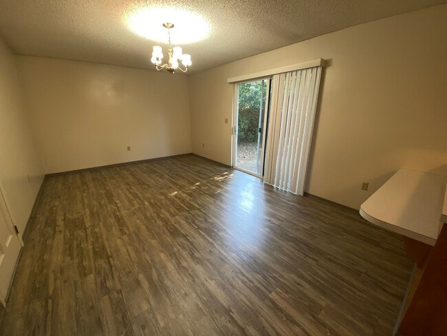 Building Photo - Spacious 3 Bedroom 1.5 Bath Duplex