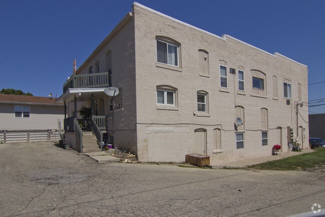 Building Photo - 970 Main St