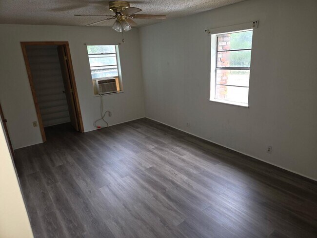 Building Photo - 640 Andry Ln