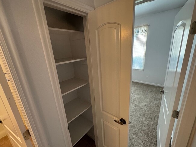 Building Photo - Single Level 3 Bedroom Home. Pet Friendly!