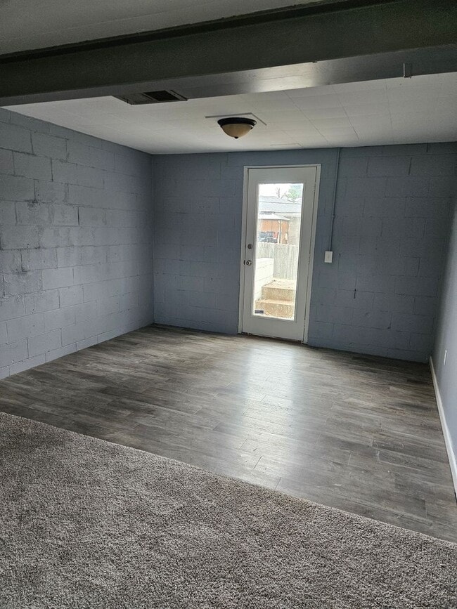 Building Photo - Spacious Bi-level home in New Albany