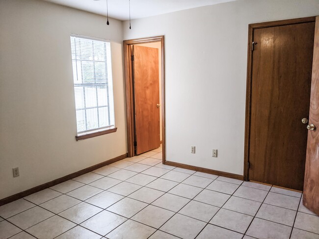 Building Photo - 1098 Rockbrook Ct