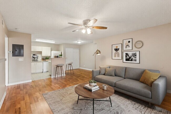 Building Photo - 1/1 Condo in Gated Lakefront Community of Altamonte Springs!