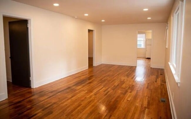 Building Photo - 1420 S Kilbourne Rd