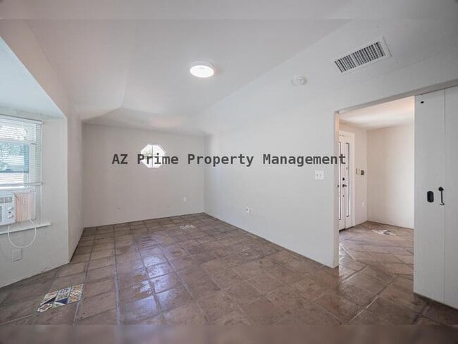 Building Photo - 1429 E Palm Ln