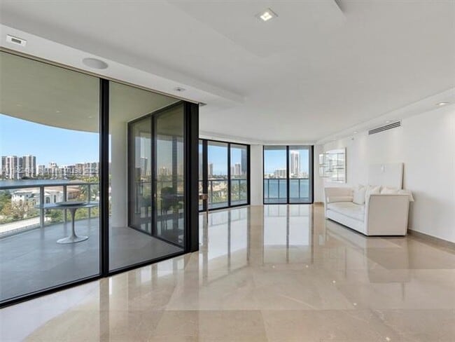 Building Photo - 4000 Island Blvd