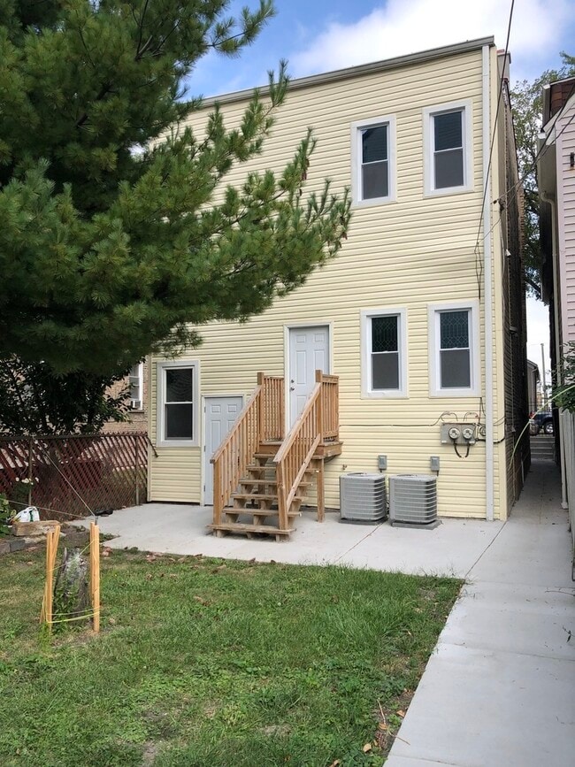Building Photo - 827 W 33rd Pl