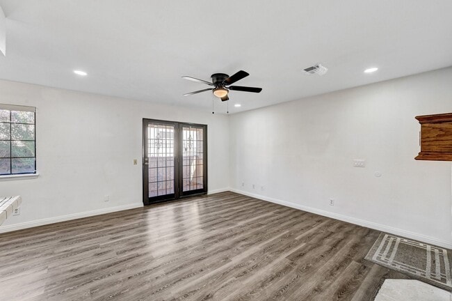 Building Photo - Clean and Ready to Move-in