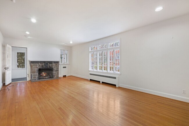 Building Photo - 5325 Chevy Chase Pky NW