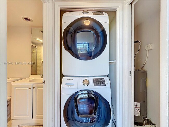 Building Photo - 605 Oaks Dr