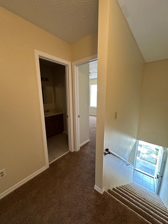 Building Photo - 2 bed 2 bath townhome, perfect location!