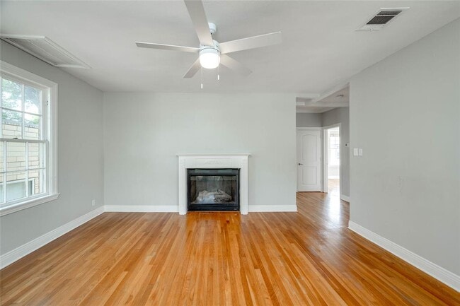 Building Photo - 807 W 12th St