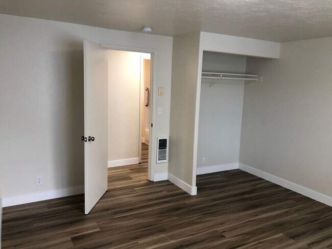 Building Photo - Updated 3 bedroom, 2 bathroom duplex in Sp...