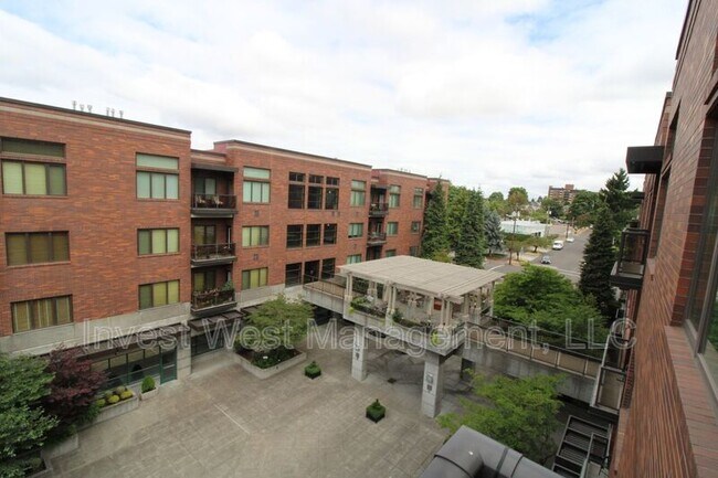 Primary Photo - 300 W 8th St