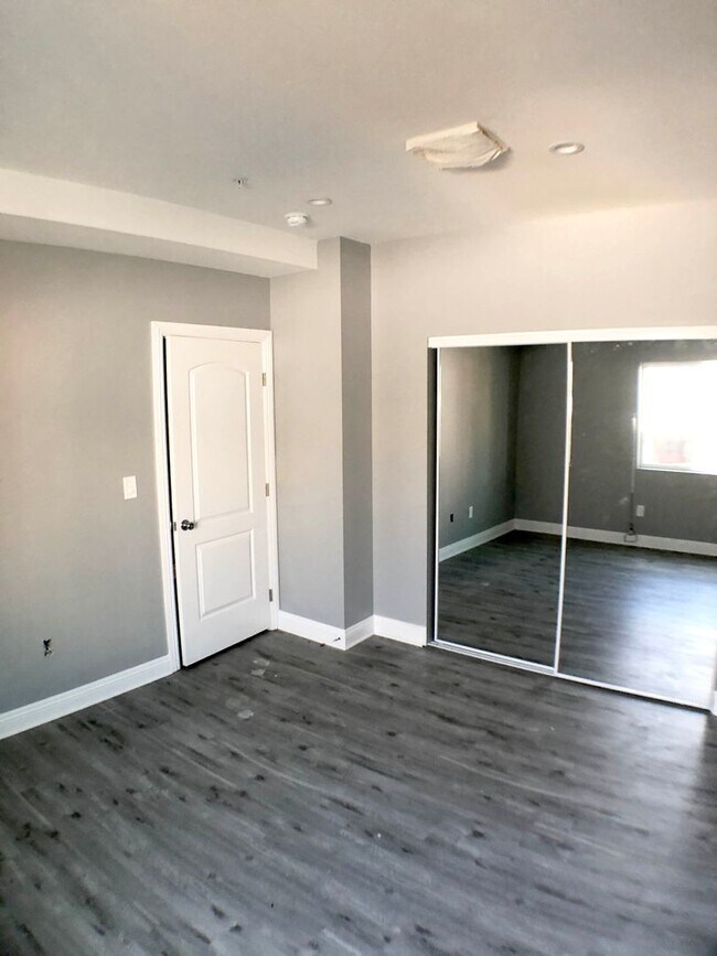 Building Photo - 410 Sloat St