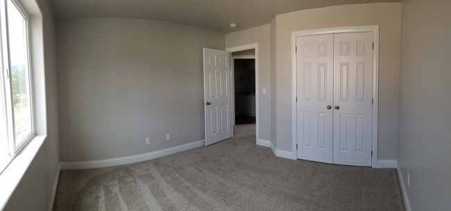 Building Photo - 3 bedroom 2.5 bath -Townhome in the heart ...