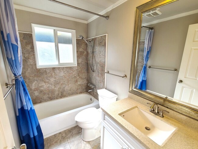 Building Photo - Charming 3Bd/2Ba Kirkland Home with Huge Yard!
