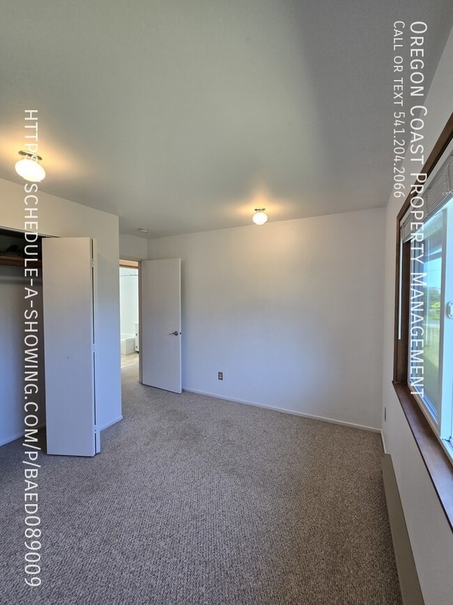 Building Photo - 3bed/2bath - New Deck & Interior Paint