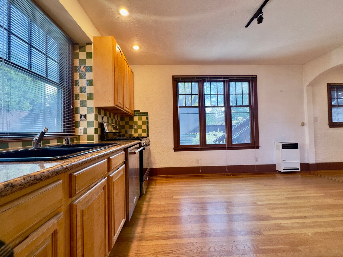 Building Photo - 2733 Russell St