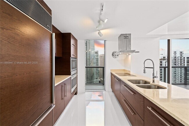 Building Photo - 495 Brickell Ave