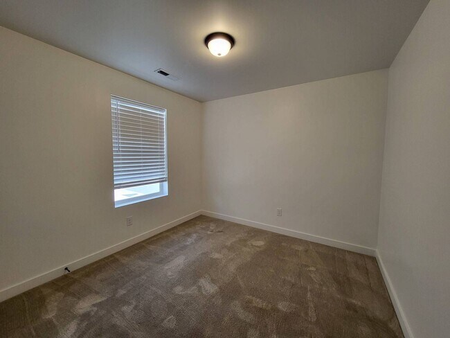 Building Photo - Pet Friendly Gorgeous Row End Townhome w 2...