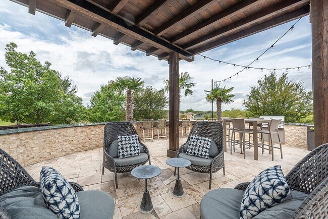 Building Photo - 6101 N Riverside Dr